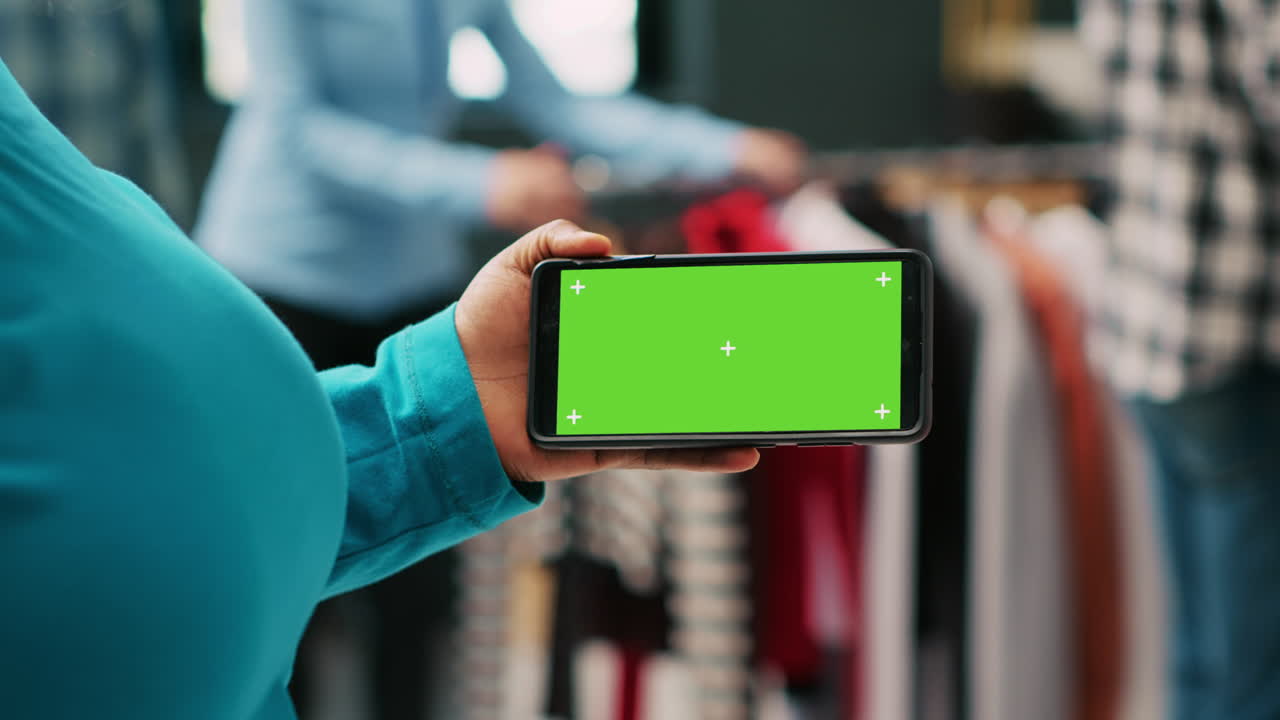 Cliente che guarda il telefono con greenscreen