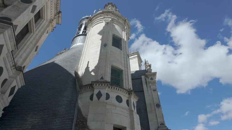 Torre do Castelo de Chambord, filmagem em câmera lenta da parte externa do Vale do Loire