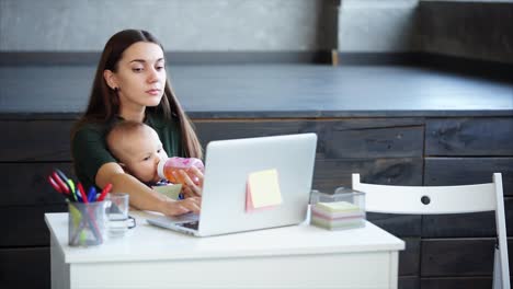 mamá trabajando con el bebé