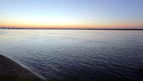 Luftschwenk-Nach-Links-Auf-Die-Bucht-Von-Guanabara,-Der-Den-Blick-Auf-Die-Niterói-Brücke-In-Der-Abenddämmerung-Freigibt,-Copacabana,-Brasilien