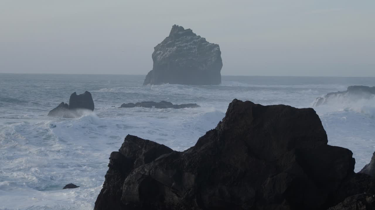 Những kiến tạo đá đen hùng vĩ trên bán đảo Reykjanes ở Iceland, cảnh bão tố đầy kịch tính.