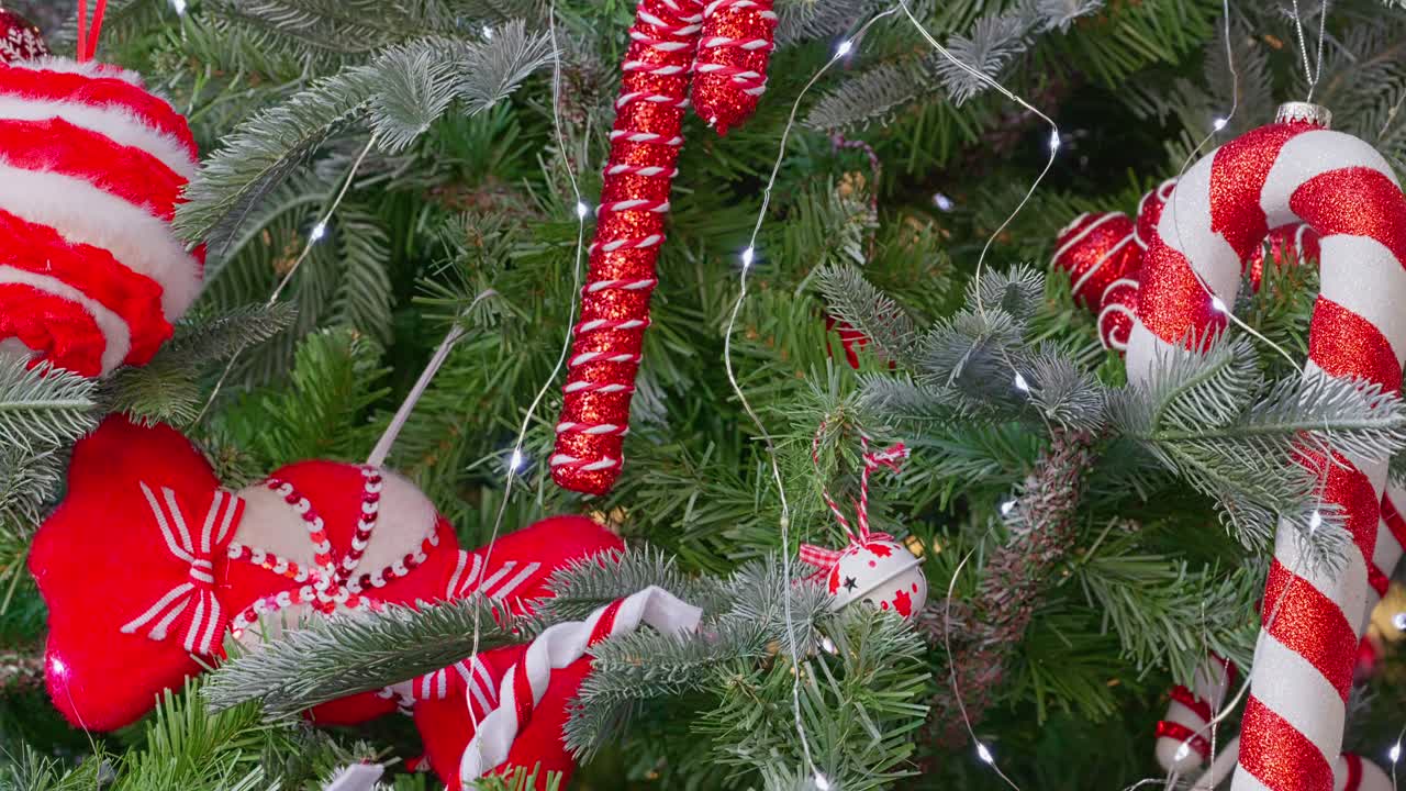 요정 의 불 과 장식물 을 가진 크리스마스 트리