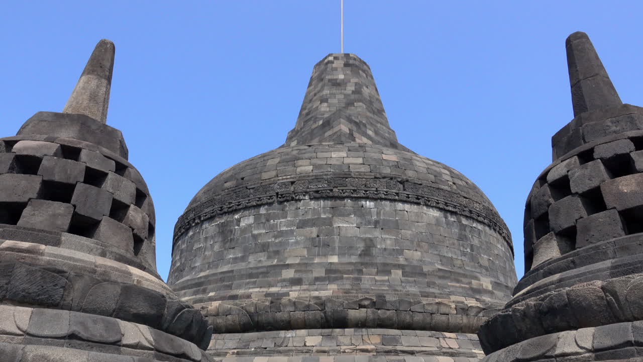 Panorointi Borobudurin temppelin huippustupien yli.