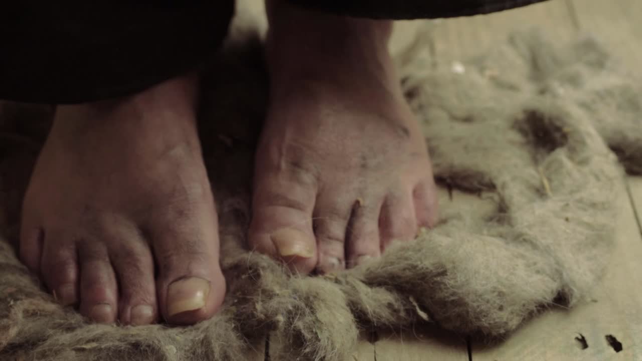 pies descalzos sucios y desesperados caminando sobre un suelo polvoriento