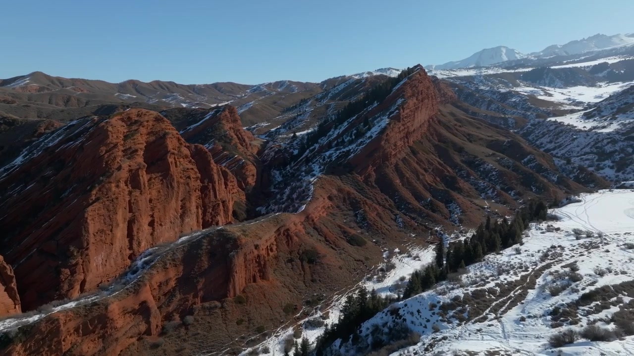 Filmato drone delle formazioni rocciose di arenaria rossa delle Sette Tori e delle creste frastagliate nella Gola di Jeti Oguz, Regione di Issyk Kul, Kirghizistan, in una limpida giornata invernale.
