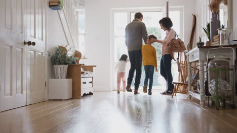 Rückansicht-Einer-Familie,-Die-Mit-Aufgeregten-Kindern-Das-Haus-Verlässt-Und-Einen-Ausflug-Macht