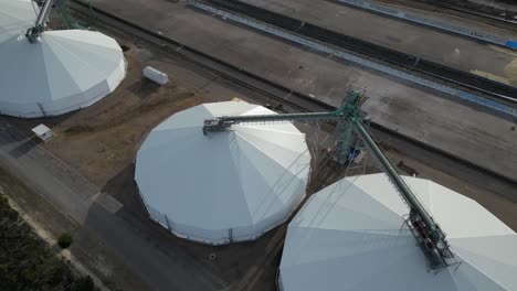 Blick-Aus-Der-Vogelperspektive-Auf-Große-Silos-Zur-Getreidelagerung-In-Der-Ernteverteilungsindustrie-In-Westaustralien