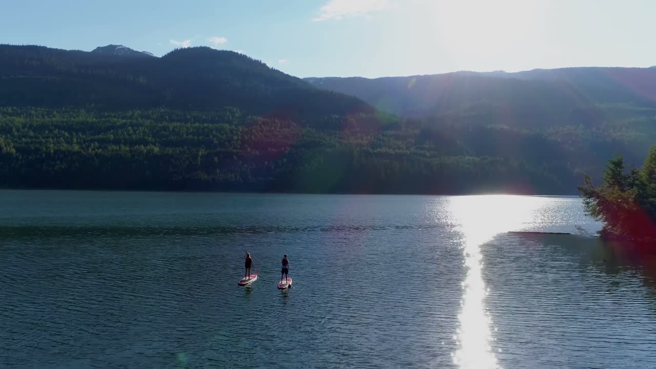 강 4k에서 스탠드 업 패들 보드를  ⁇ 고 있는 커플