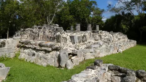 las columnas en san gervasio, sitio arqueológico maya, cozumel, méxico