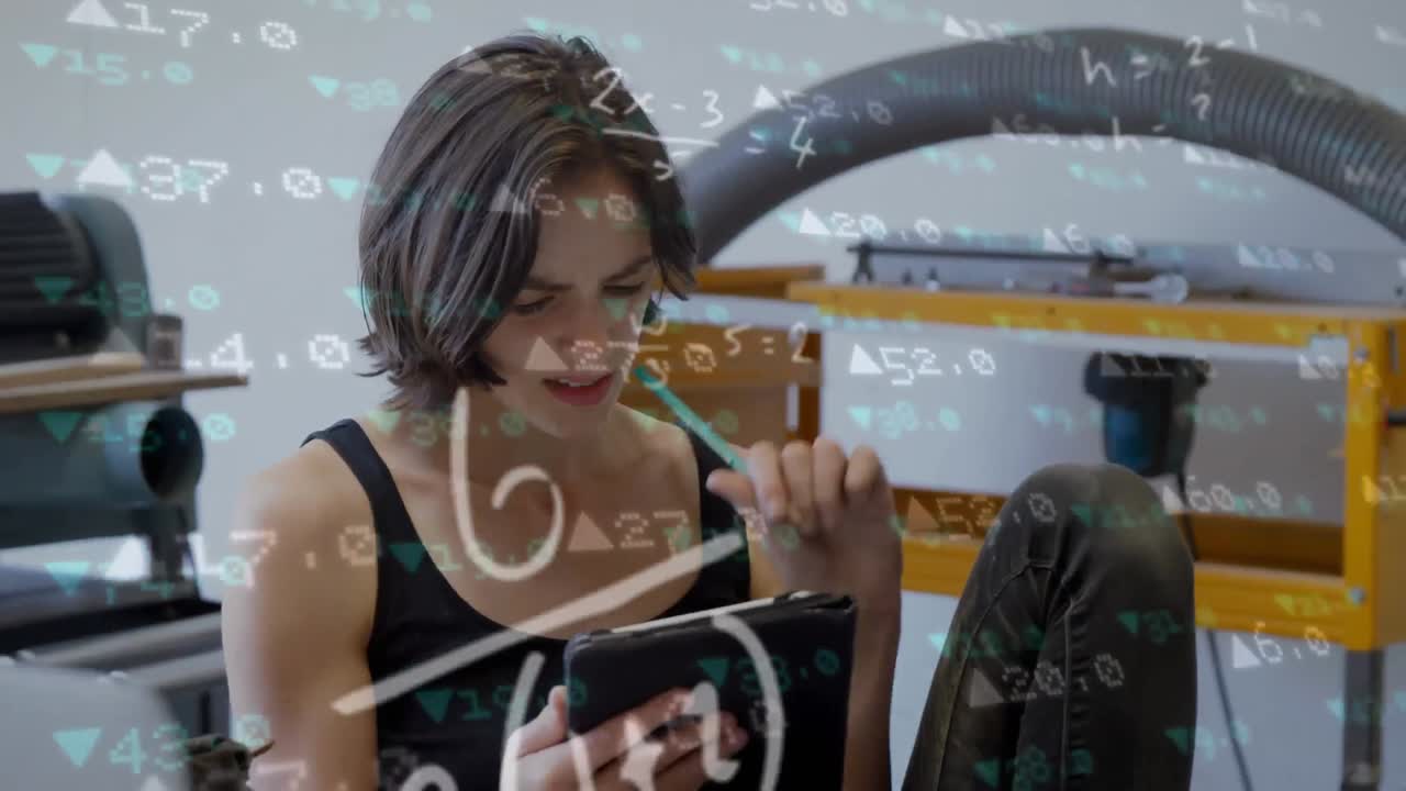 ecuaciones matemáticas y procesamiento de datos moviéndose contra una arquitecta usando una tableta digital