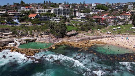 la playa de bondi, en la ciudad de sídney, australia.