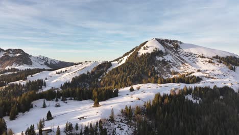 Sonnenbeschienene-Pisten-Von-Amden-Unter-Klarem-Blauen-Himmel,-Schweiz---Luftaufnahme