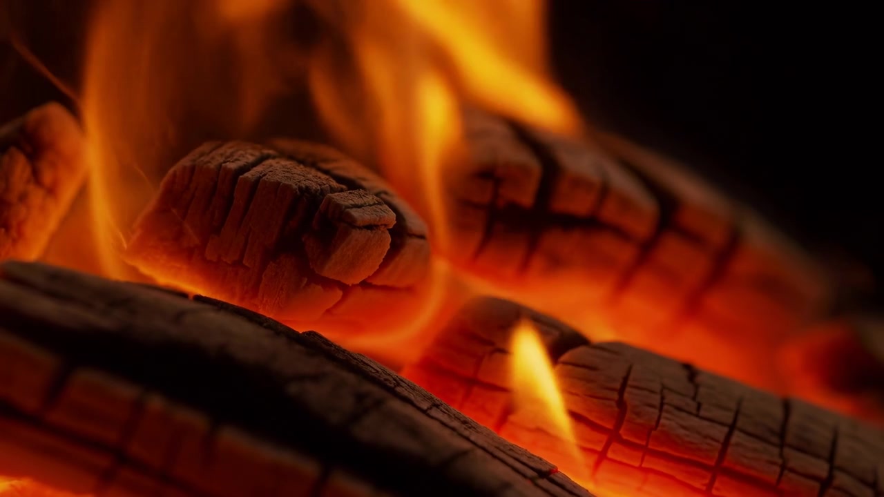 Ceppi di legno duro incandescenti bruciano all'interno di un focolare scuro, con lingue di fiamma luminose che si alzano da carbone incrinato, luce di brace, ombre fumose, trama a grana grossa e un'atmosfera calda e rustica, con fuoco e fiamme.