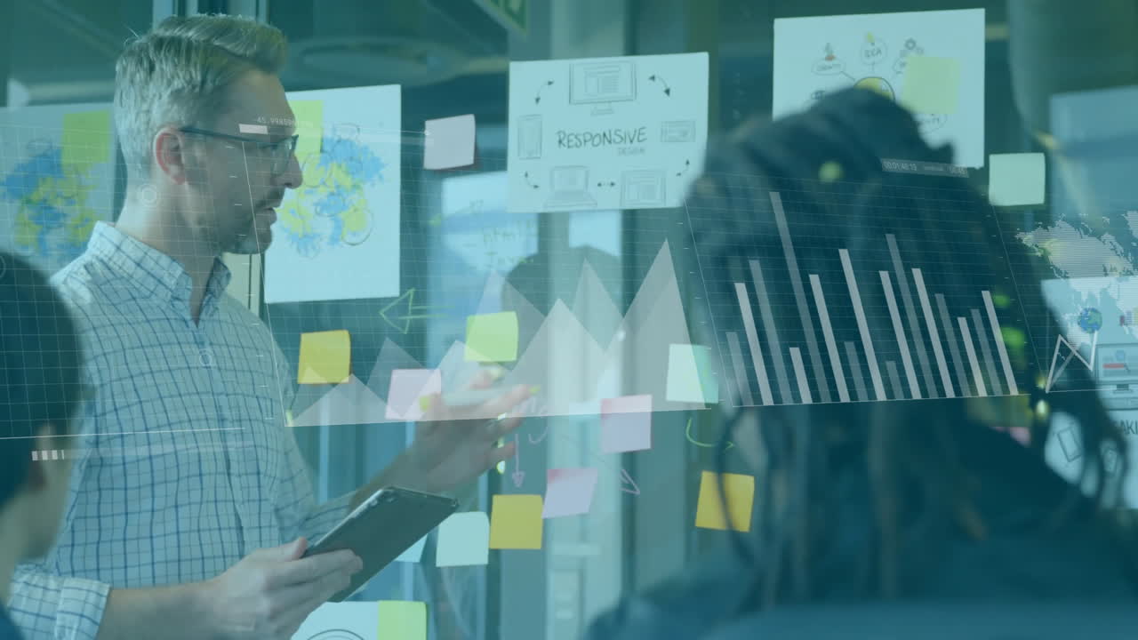 animación del procesamiento de datos financieros sobre diversas personas de negocios en la oficina