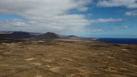 Hermoso-Día-Soleado-De-Verano-Con-Volcán-Y-Montaña-En-La-Isla-Canaria