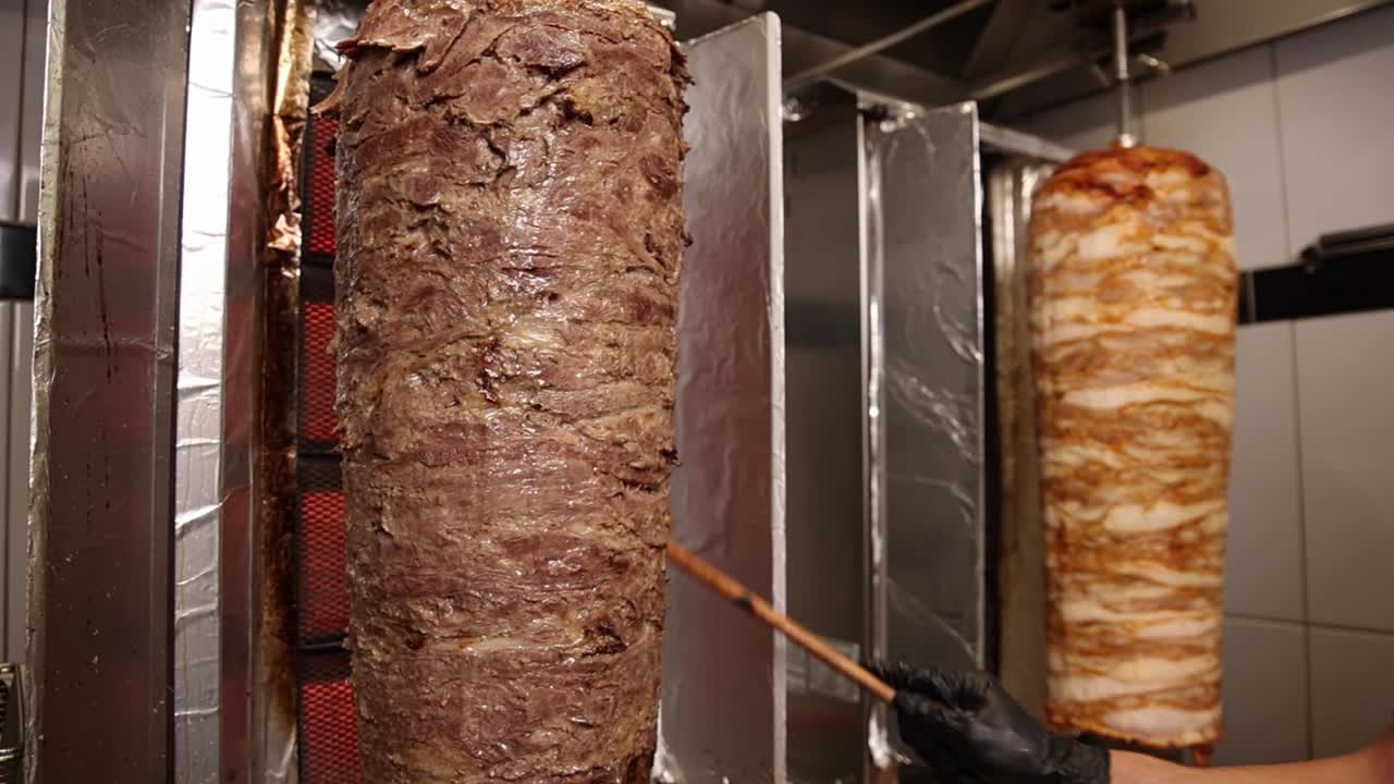 Carne di shawarma che cuoce su una griglia