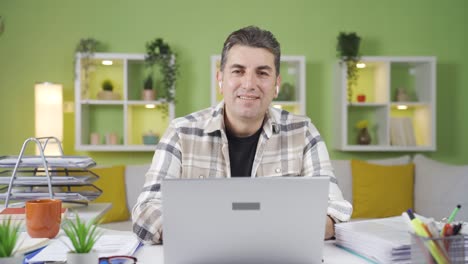 Hombre-Trabajador-Feliz-Y-Sonriente-Trabajando-En-La-Oficina-En-Casa.