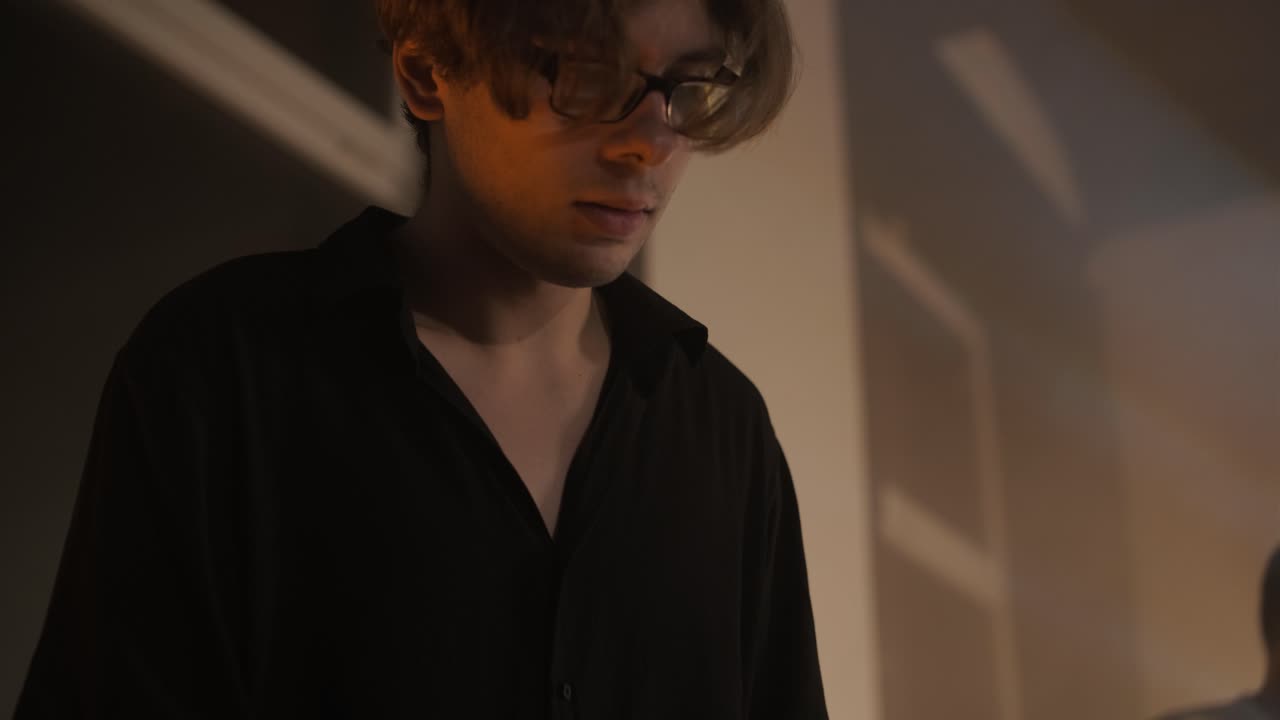 가수, 베이시스트, 피아니스트, 드러머, 기타리스트와 함께 라이브 밴드 공연