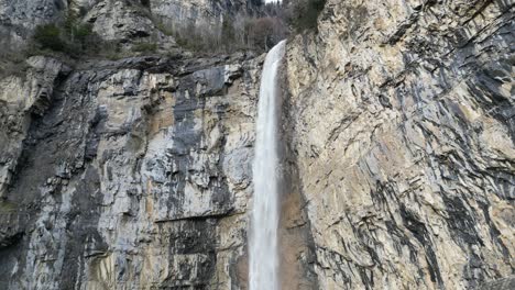 cascada de agua que cae directamente de las rocas