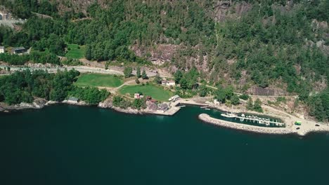 Toma-Aérea-De-Carro-De-Un-Pequeño-Puerto-En-Noruega