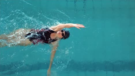 Fit-woman-swimming-in-the-swimming-pool