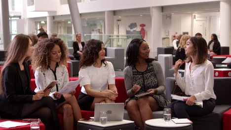 Mujeres-Empresarias-Reunidas-En-El-Vestíbulo-De-Una-Oficina-Moderna-Filmada-En-R3d