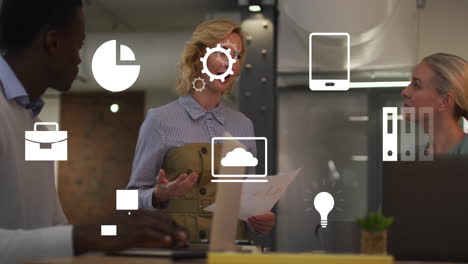 Animación-De-Iconos-De-Negocios-Y-Procesamiento-De-Datos-Sobre-Diversos-Empresarios-En-La-Oficina