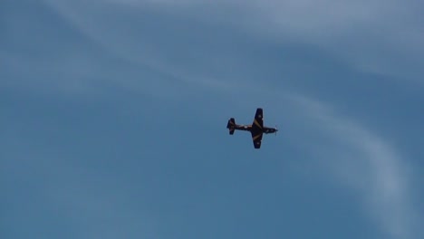 un avión de apoyo de una sola ala que vuela por el cielo de izquierda a derecha
