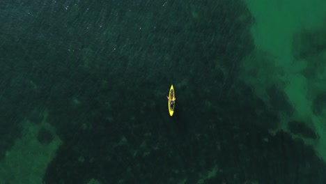 vista aérea de la pesca en kayak en el paisaje marino, vista de drones de pesca de arrastre