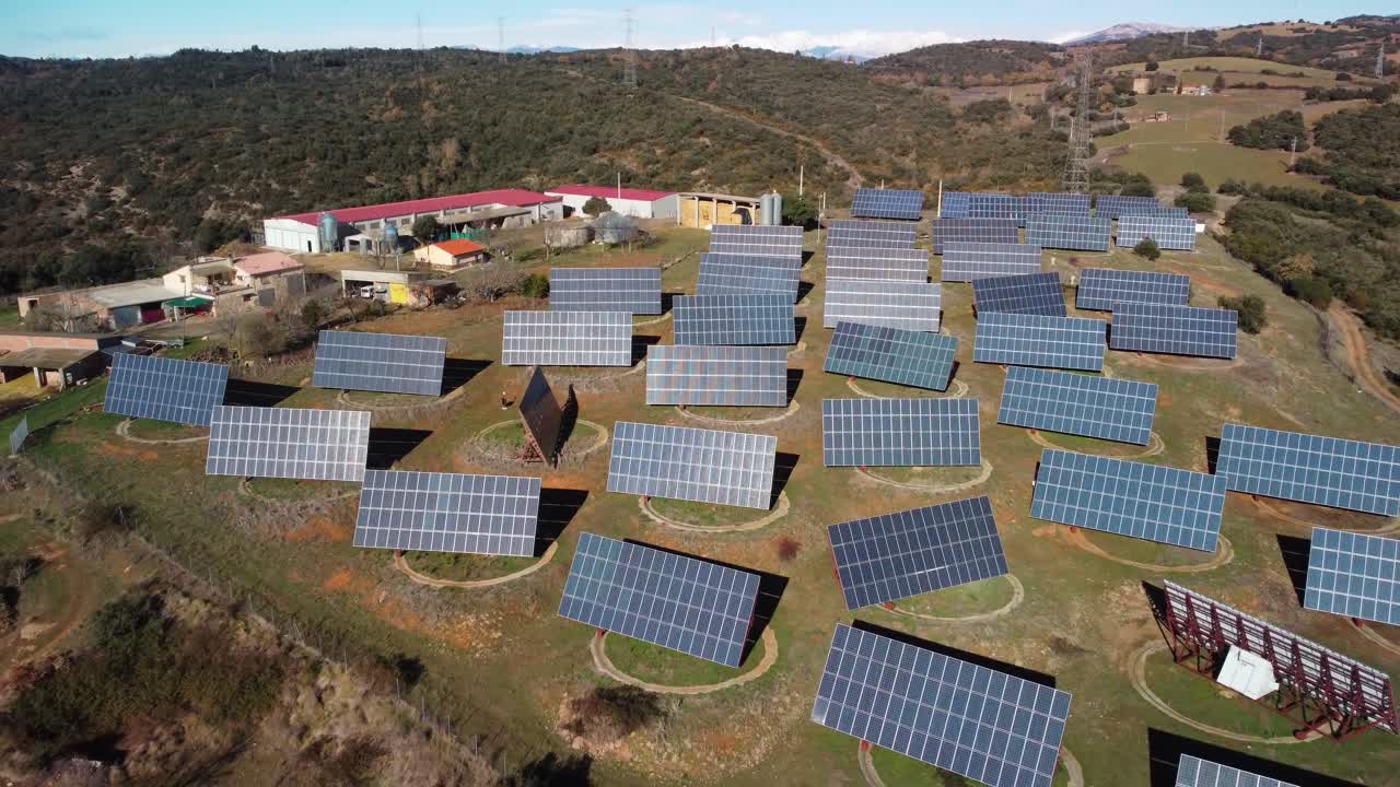 un gran complejo de energía solar en lleida, cataluña, mostrando filas de paneles solares, vista aérea