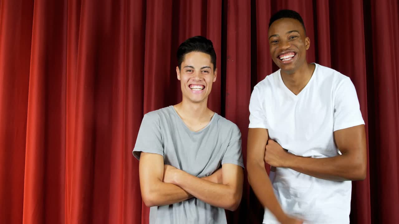 actores de pie en el escenario 4k