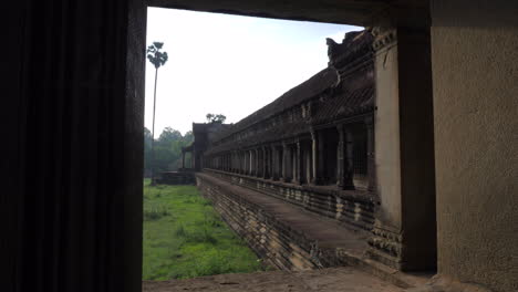 diapositiva cinematográfica de las ruinas del antiguo templo de angkor wat en siem reap, camboya