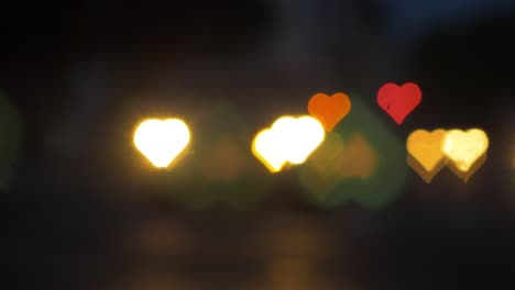 bokeh de hermosos corazones del camión en movimiento y los semáforos en la noche, el día de san valentín, el día de la boda o las redes sociales como concepto de fondo