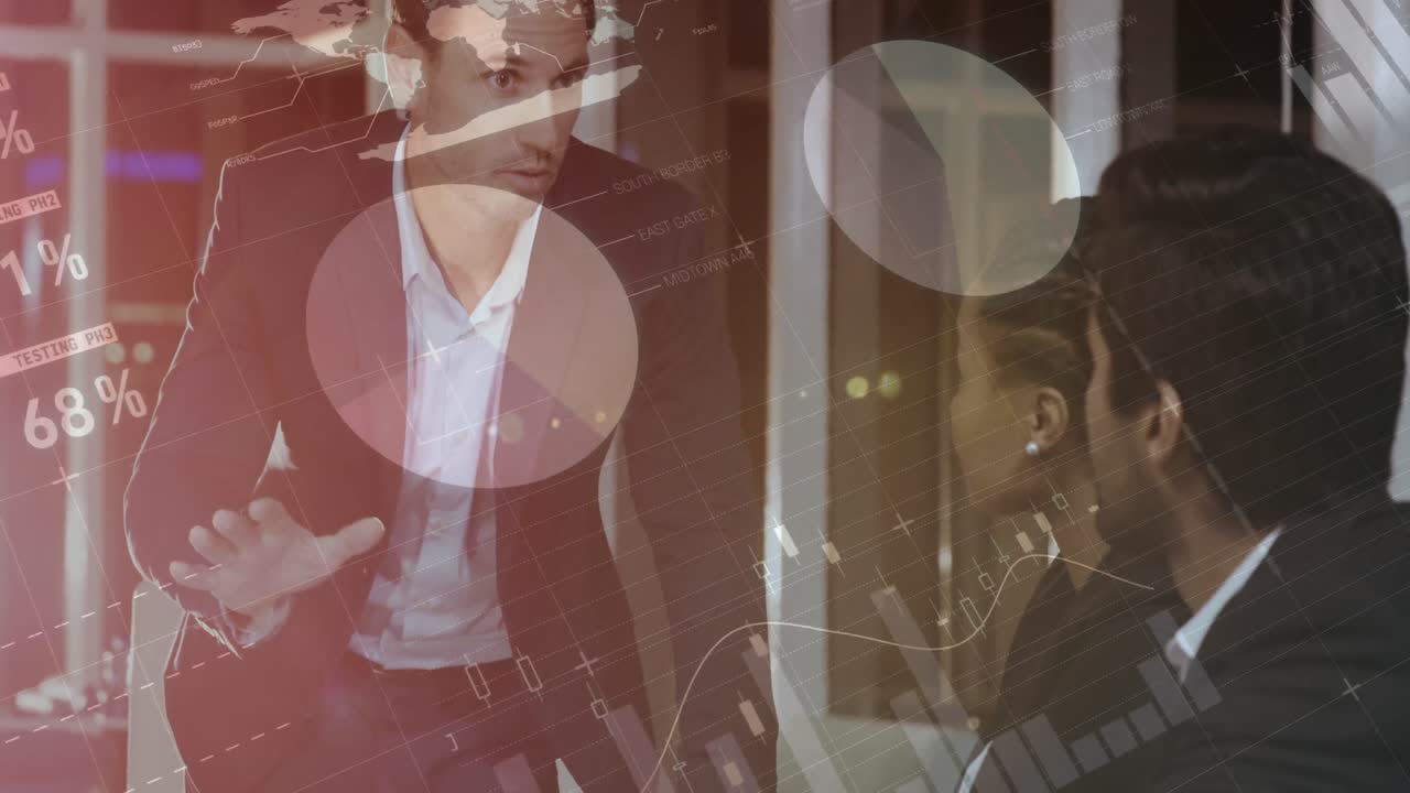 사무실 4k 에서 동료 들 에게 설명 하는 사업가