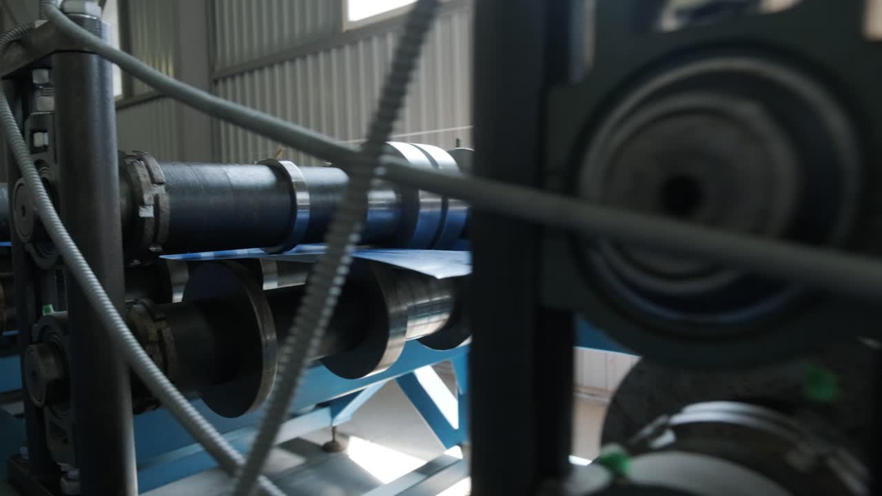 máquina de formación de láminas metálicas en la fábrica moderna de metalurgia.