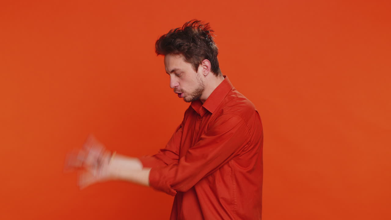 hombre levantando las manos preguntando qué por qué razón del fracaso anti lifehacks ridiculiza incredulidad irritación