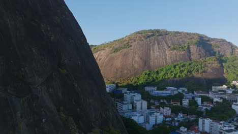 Luftaufnahmen,-Die-Der-Kurve-Des-Zuckerhuts-Folgen-Und-Die-Seilbahnen-In-Rio-De-Janeiro-Zeigen