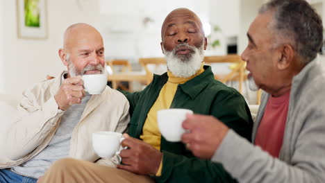 hombres, café o amigos mayores en la jubilación