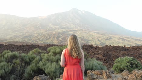 viajera sola atesorando recuerdos en el parque nacional del teide