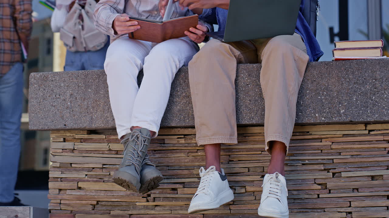 야외에서 함께 공부하는 학생들