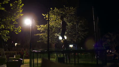 niño saltando en el parque de atracciones de trampolín