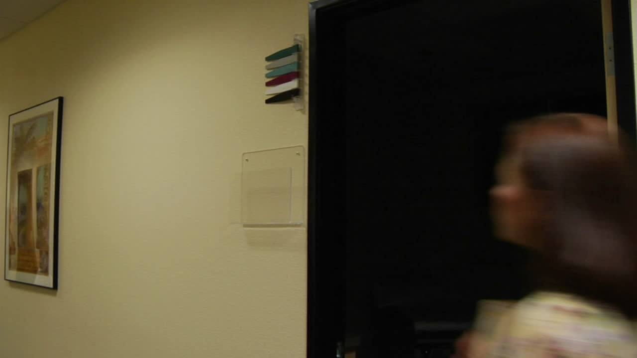 un profesional médico coloca el papeleo en un contenedor fuera de una habitación