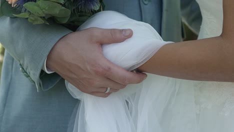 pareja de bodas sosteniéndose las manos