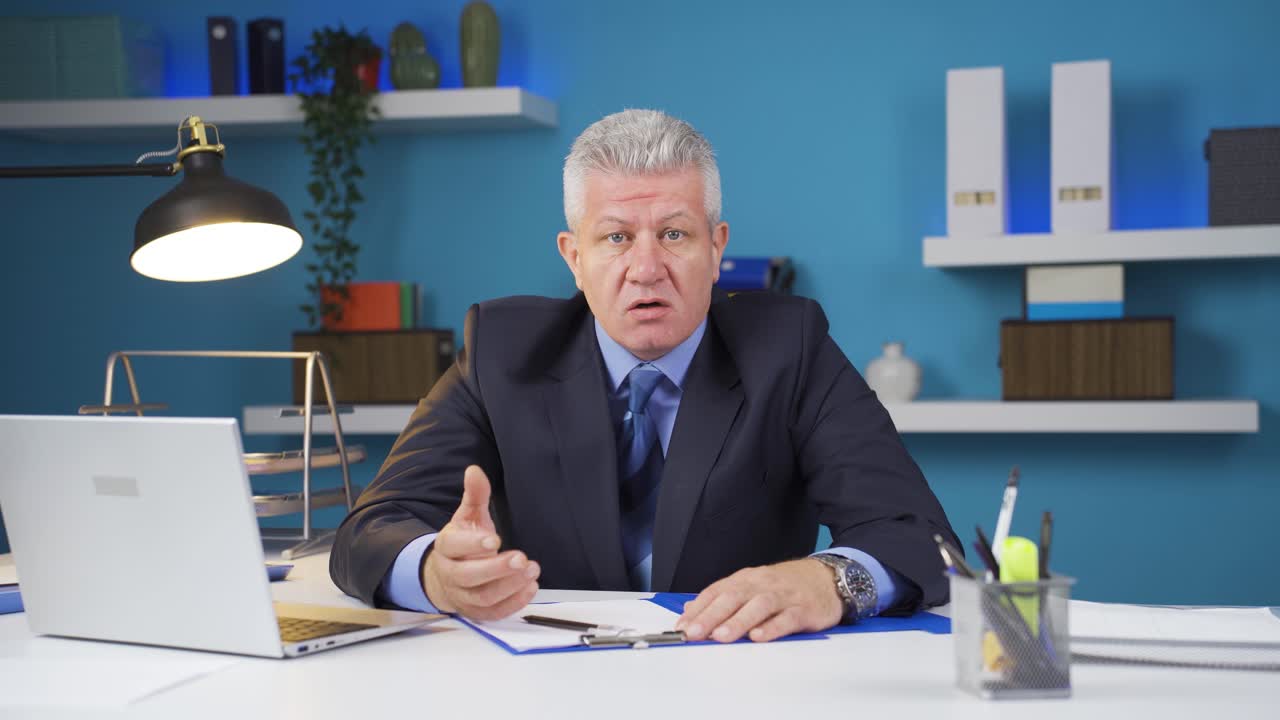 와우 표정으로 카메라를 바라보는 사업가.