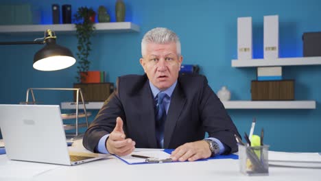 hombre de negocios mirando a la cámara con una expresión de asombro.