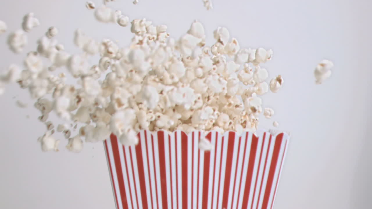 슈퍼 슬로 모션으로 떨어지는 팝콘