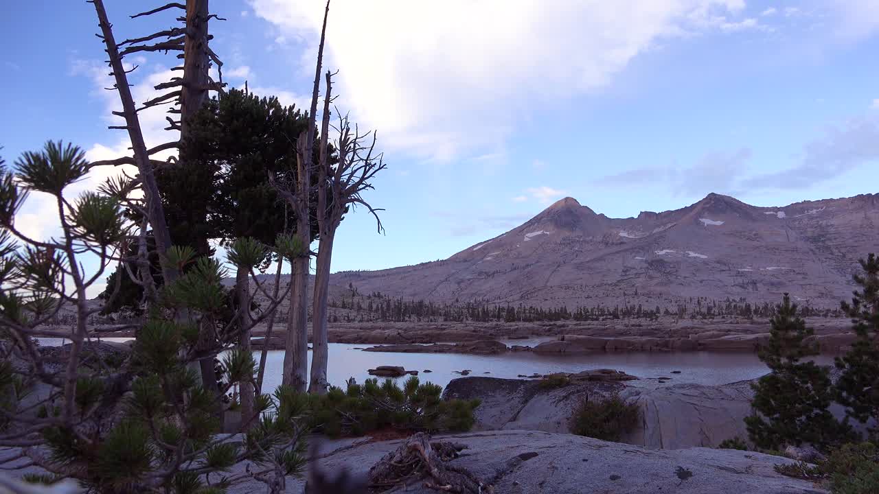 временная задержка прохождения облаков в пустынной пустыне гор сьерра-невада
