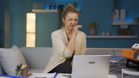 Mujer-Trabajadora-De-Oficina-En-Casa-Mirando-La-Cámara-Con-Disgusto-Y-Odio.