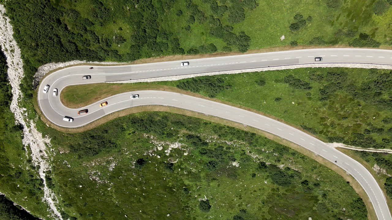 vista cenital aérea estática de la carretera con muchos coches en grimselpass, suiza