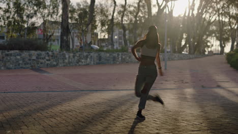 Tanzende-Junge-Hip-Hop-Tänzerin-In-Der-Stadt-Genießt-Frische-Urbane-Freestyle-Tanzbewegungen-Und-übt-Bei-Sonnenuntergang-Ausdruck